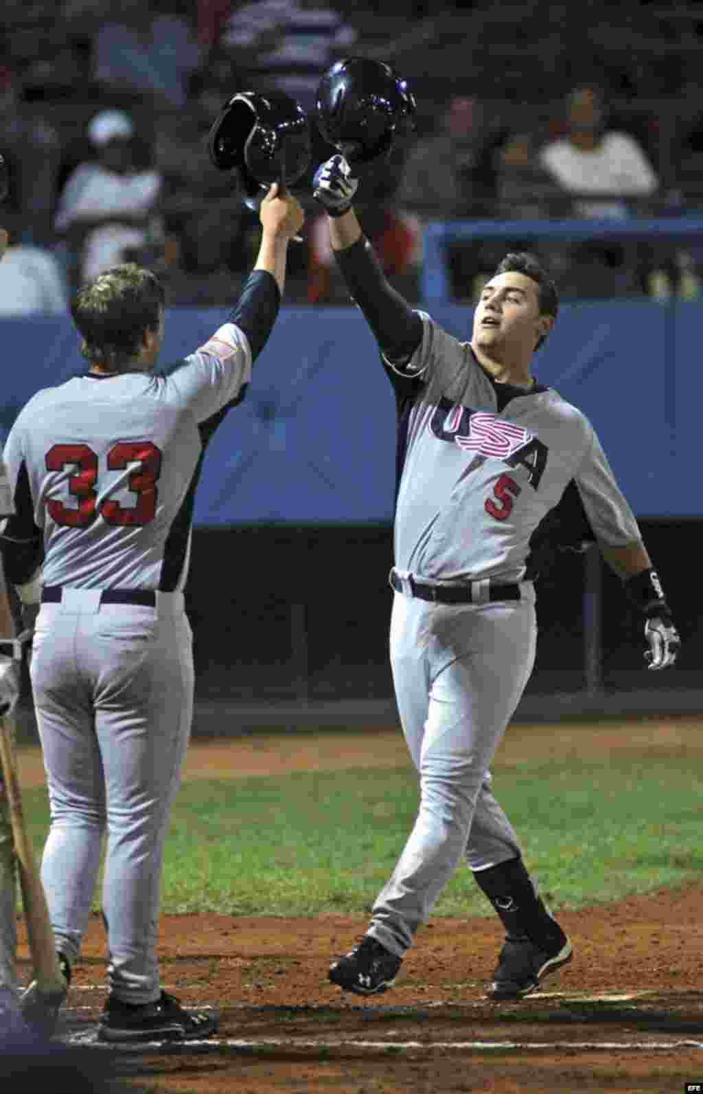 El jugador de Estados Unidos Michael Conforto (d), saluda a su compañero de equipo D.J. Peterson (i), al llegar al Home Plate, el jueves 05 de julio del 2012, después de conectar un Home Rum con bases llenas que le dio 4 carreras a su equipo frente a Cub