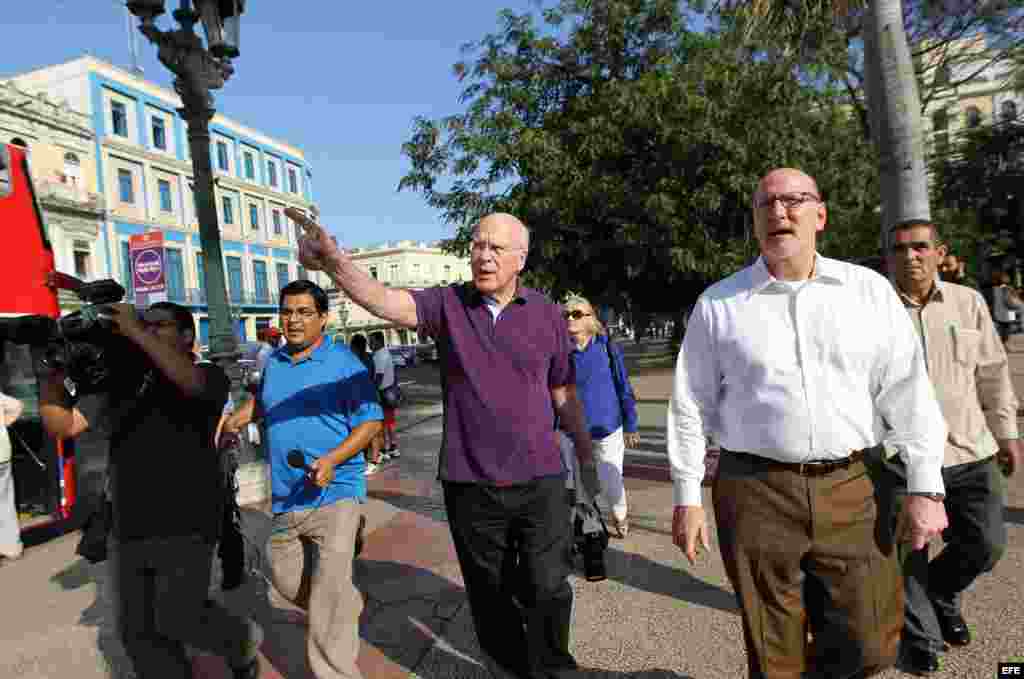 El senador estadounidense Patrick Leahy camina por La Habana (Cuba). La delegación estadounidense llegó el lunes a Cuba con el propósito de conocer acerca de las reformas económicas emprendidas por Castro y visitar al contratista Alan Gross.