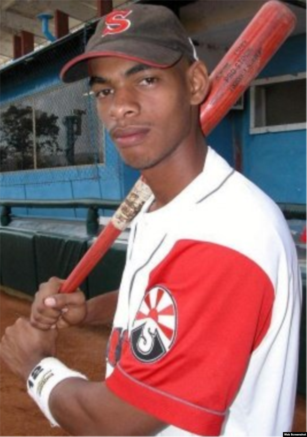 El 2da base cubano Héctor Olivera fue contratado por los Dodgers de Los Ángeles por seis años y $62.5 millones. El acuerdo incluye una bonificación de $28 millones por firmar. 
