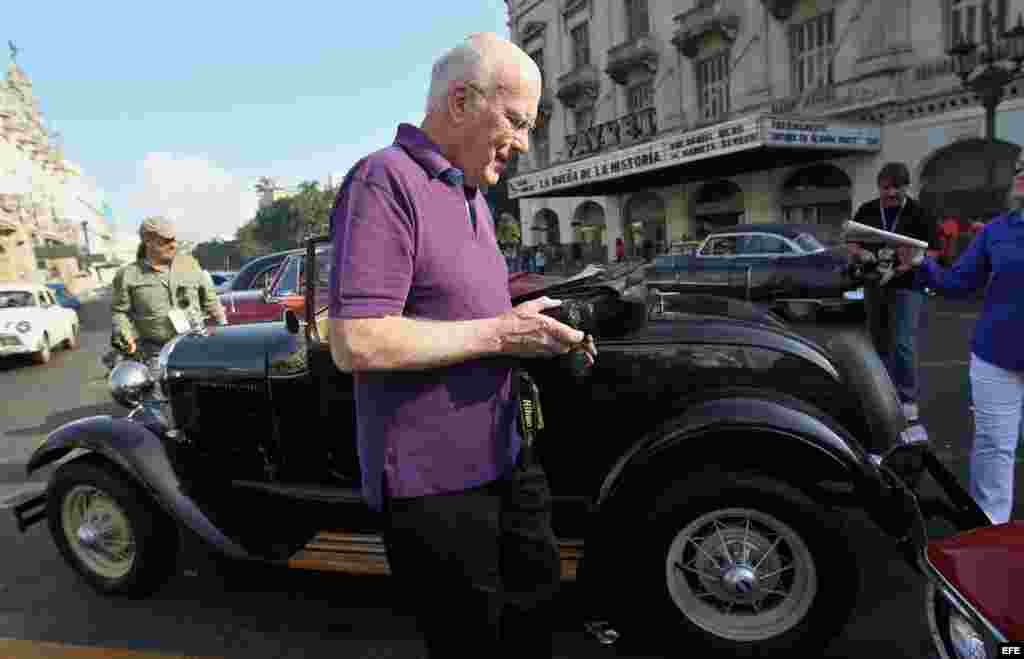 El senador estadounidense Patrick Leahy camina por La Habana (Cuba). "Cada uno de nosotros tiene un interés en Cuba. Todos queremos ver que las relaciones mejoren y ambas partes toman medidas en esa dirección", dijo Leahy a su llegada a la isla.