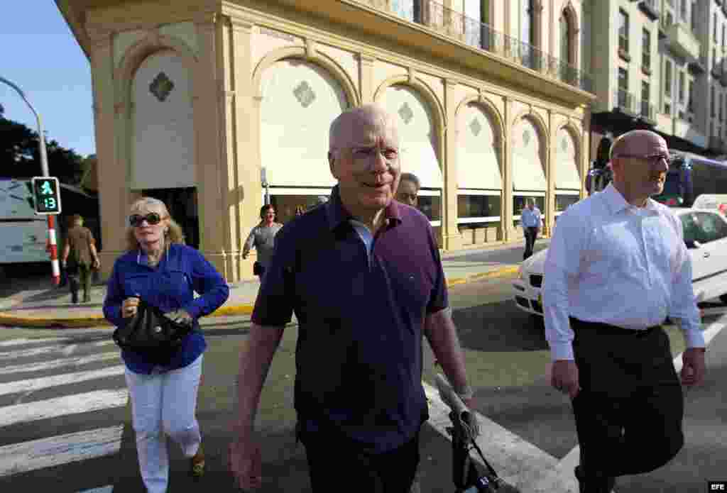Leahy y otros miembros de la delegación entraron a mediodía a un elegante restaurante en La Habana Vieja con el canciller Bruno Rodríguez. Asimismo, cenaron con el jefe del parlamento Ricardo Alarcón el lunes y viajaron a la antigua finca de Ernest Hemingway.
