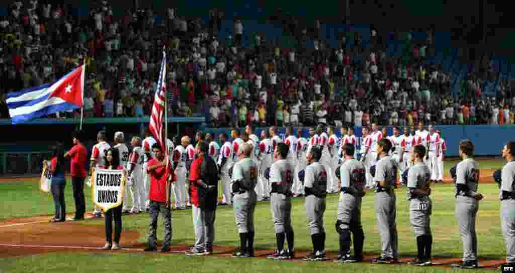 Los equipos de Cuba y Estados Unidos escuchan los himnos de ambos países hoy, jueves 05 de julio de 2012, en el estadio Latinoamericano en La Habana (Cuba), durante el primer juego del tope Cuba-Estados Unidos que se celebrará por cinco días. Cuba y Esta